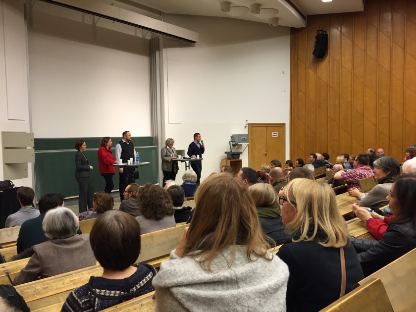 Knapp 300 Personen kamen zur Info-Veranstaltung. Viele äußerten Befürchtungen und erhielten Antworten auf ihre vielen Fragen.