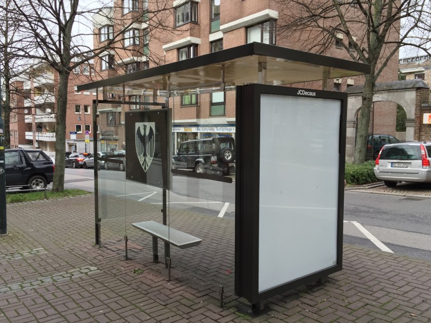 Wird bald abgerissen: eins von 432 Bus-Wartehäuschen, hier. Judengasse. Kaputt sind die Unterstände eigentlich nicht, weg müssen sie trotzdem.