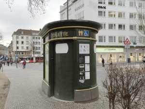 WC-Häuschen in der Nähe vom Eisenbrunnen. Auch das gehört der Firma Decaux.