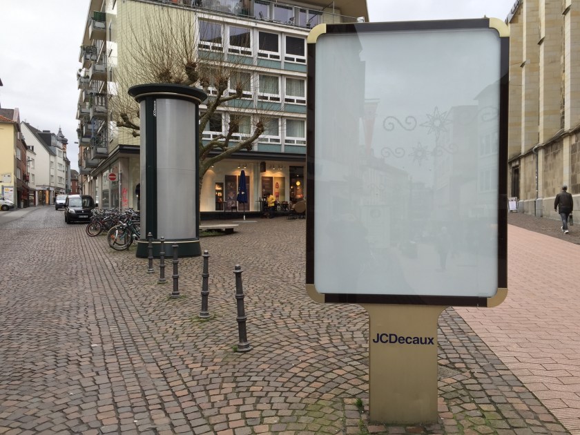 Wenn man mal drauf achtet, merkt man es: Ganz schön viel Zeug von der Firma Decaux steht in der Stadt rum.