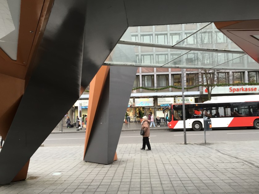 Der Busunterstand am Eisenbrunnen von Stararchitekt Peter Eisenbahn gehört der Firma Decaux. Diese Firma baute zur Zeit in Aachen ihr "Stadtmobiliar" ab. Was wird nun aus der "Fritezang"am Elisenbrunnen? 