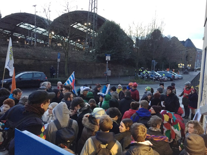 "Nicht jeder Clown gehört zum Karneval" meinten rund 100 Anti-Söder-Demonstranten. 