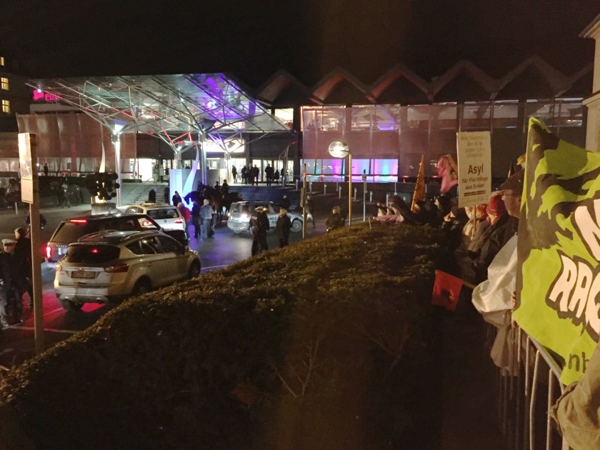 Rechts die Demonstranten. Hinten: das Eurogreis