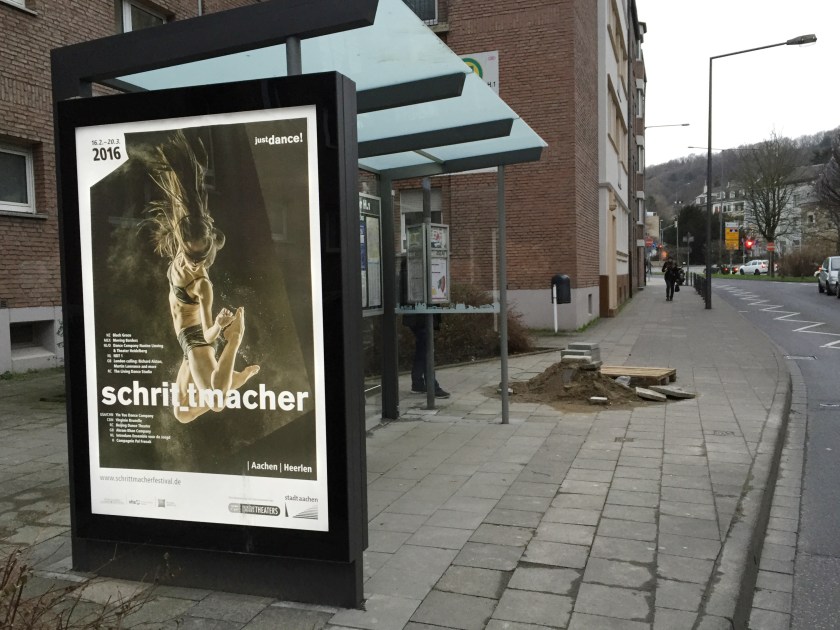 Zumindest in der Maltesterstraße muss man jetzt nicht mehr im Regen stehen. Dass die Unterstände etwas anders sind als zunächst mitgeteilt wurde, ist da auch schon egal.