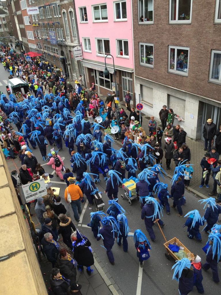 Große Gruppen gab es, und viel Farbe auf der Straße. 