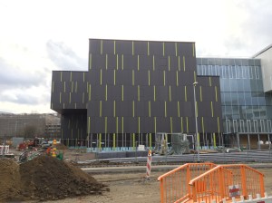 Von allen Seiten aus sehenswert: der mächtige Neubau. Bin gespannt, wie es sein wird, sich innen aufzuhalten. 