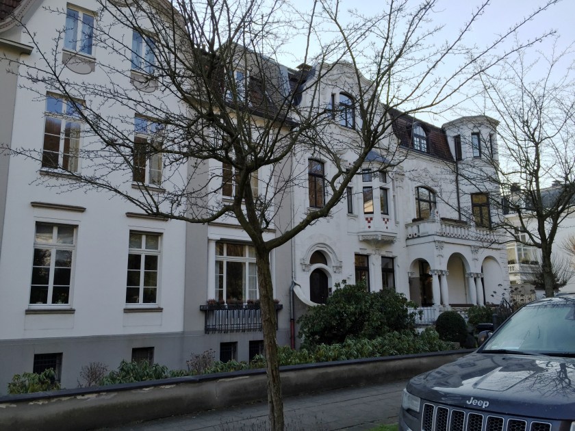 Weiße Gebäude in der Nizzaallee.