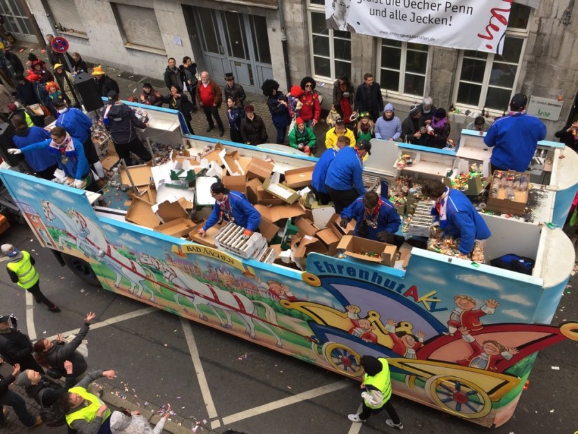 Die Leute in den Wagen schuften ganz schön, leeren einen Karton nach dem anderen. 