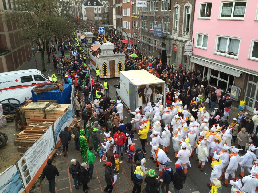 Es gibt Gruppen, die gehen gleich zweimal mit: beim Kinderzug und beim Rosenmontagszug. 