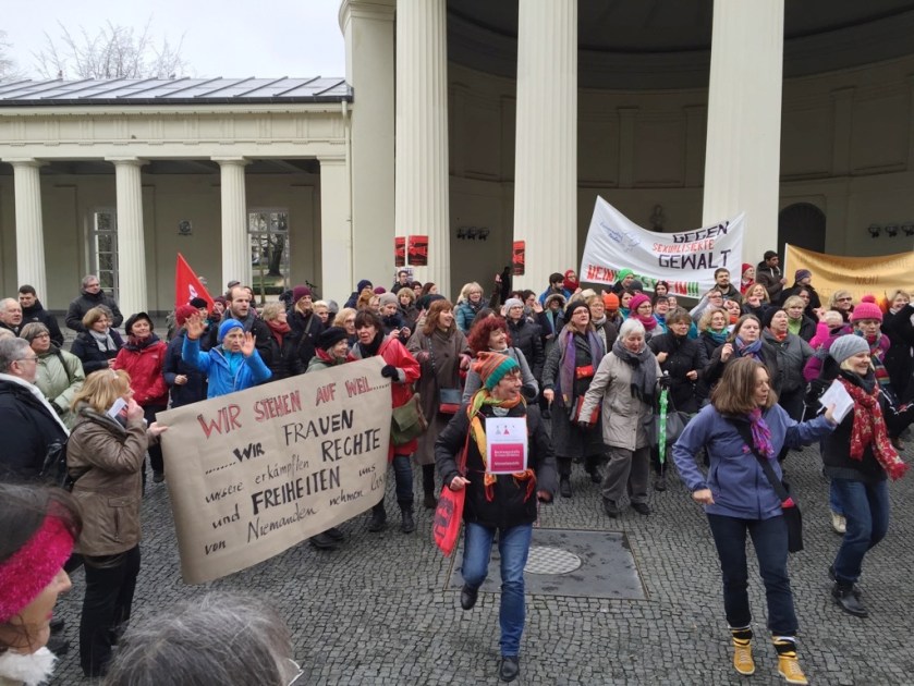 Eine gute Kombi: tanzen und demonstrieren. In Aachen ging es darum, dass Frauen sich gegen Rassismus und Sexismus zur Wehr setzen.