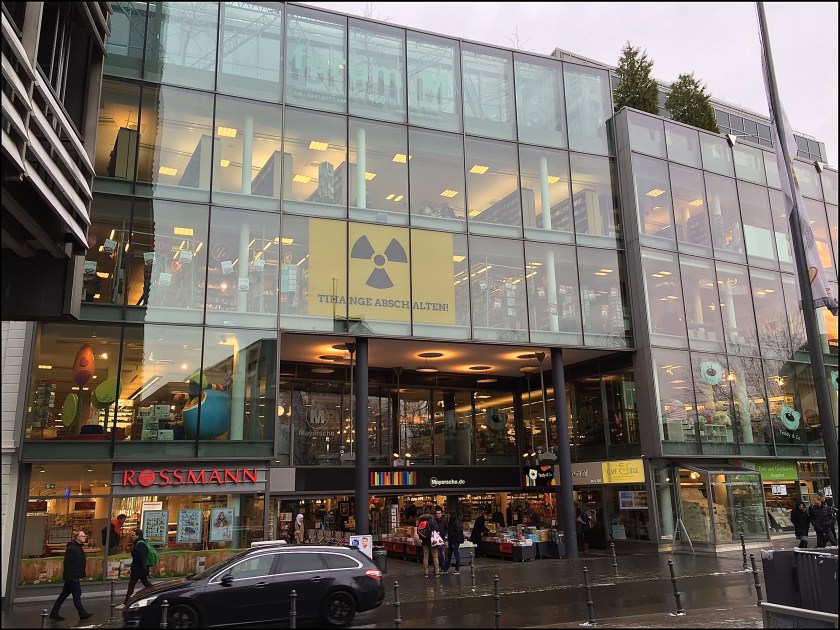 Die Geschäftswelt in Aachen positioniert sich. Allen voran die Märsche Buchhandlung. 