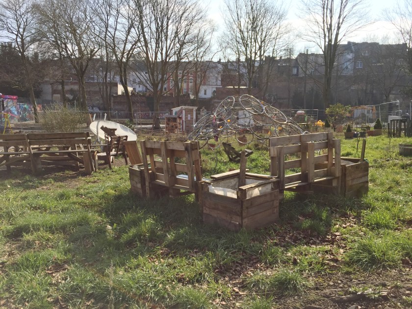 Das sieht nicht aus wie ein englischer Rasen und ist doch ein Fleckchen Erde, das viele Anwohner lieben. 