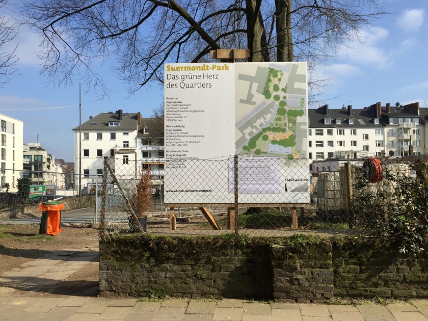 Blick auf das Gelände von der Straße aus. Die Stadtverwaltung informiert über das Projekt: den Suermondt-Park, der dort gerade angelegt wird.