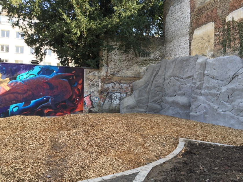 Eine Kletterwand wird es auf dem Spielplatz offensichtlich auch geben. HirschGrün und Spielplatz und der Rest vom Park sind im Grunde eine Einheit. 