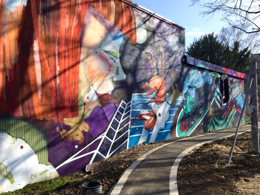 Ein Stück vom Park mit Spielplatz ist schon fast fertig. Es gibt eindrucksvolle Graffitis.