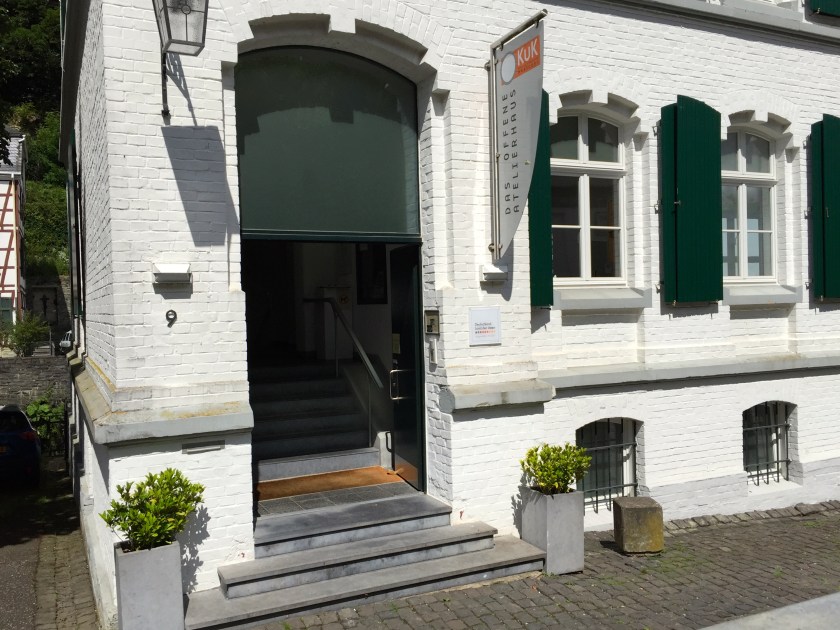 Das KuK in Monschau. Auf drei Etagen wird hier Foto-Kunst auf höchstem Niveau präsentiert. Das Programm von 2016 findet ihr hier.