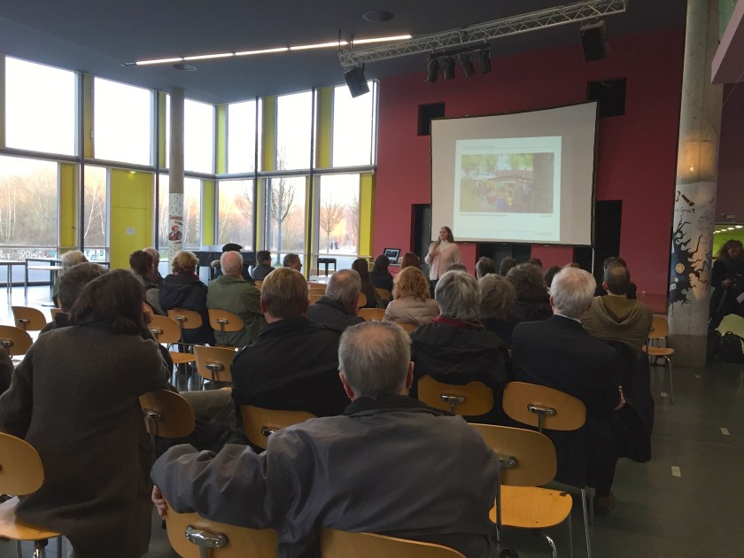 Ließen sich informieren: Bürgerinnenund Bürger aus dem Frankenberger Viertel. Ihr heiß geliebter Neumarkt soll dezent neu gestaltet werden. 