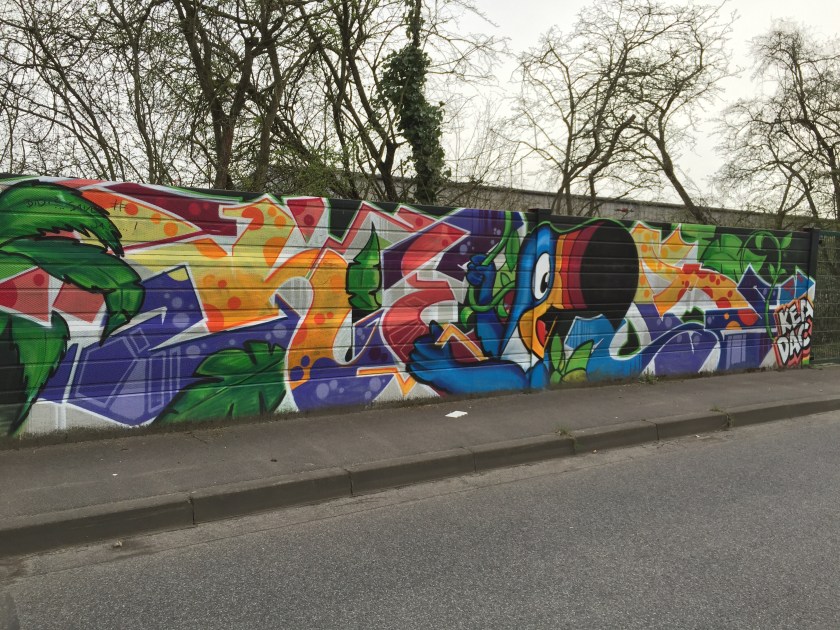 Schätzungsweise 800 Meter schönste Graffitis könnt ihr sehen, wenn ihr mal die Bleiberger Straße entlang geht.