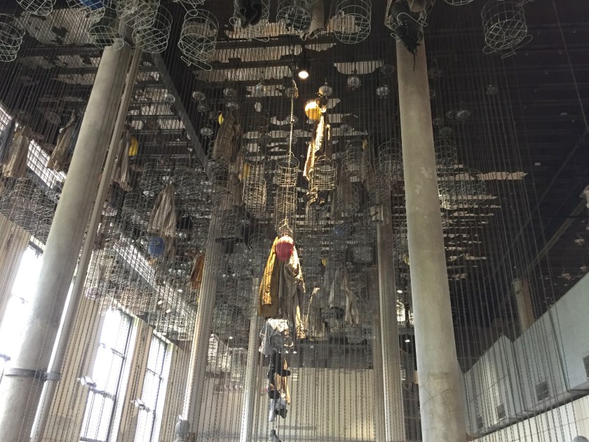 Waschkaue. Hier haben die Bergleute ihre schmutzige Kleidung unter die Decke gehängt.