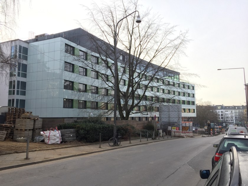 Das neue Hotel an der Sandkaulstraße ist fertig. Jetzt wird mit Bürgerbeteiligung über die Gestaltung des Sandkaulparks nachgedacht. Foto: Archiv