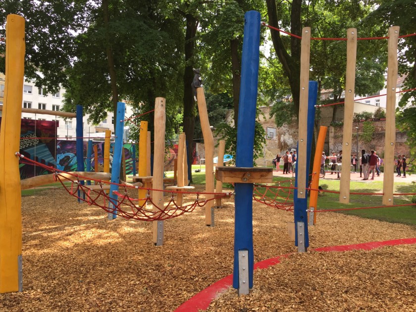 Kaum waren die neuen Spielgeräte aufgestellt und der Bolzplatz angelegt, da wurden sie auch schon massenhaft von Kindern genutzt. Das haben Anwohner beobachtet.