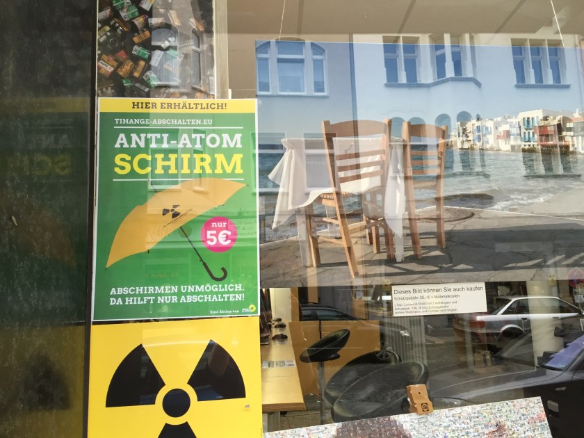 Die Grünen in Aachen organisieren eine Protestveranstaltung, die Geschäftswelt in Aachen verkauft dazu die passenden Anti-Atom- Schirme. Flayer gesehen in der Kleinmarschierstraßestraße. 