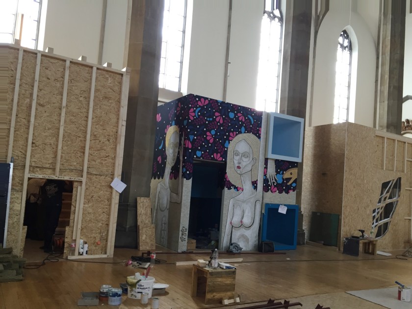 Blick in die Kirche auf die Kojen. Mehr schief geht nicht. 