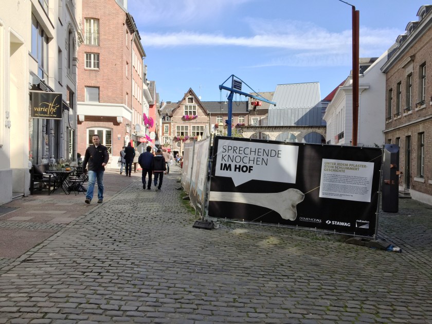 Schöner, kleiner Platz in Aachen: der Hof. Er ist nur leider seit Jahr und Tag wegen Bauarbeiten des Energieversorgers STAWAG eine Baustelle. Foto: Archiv