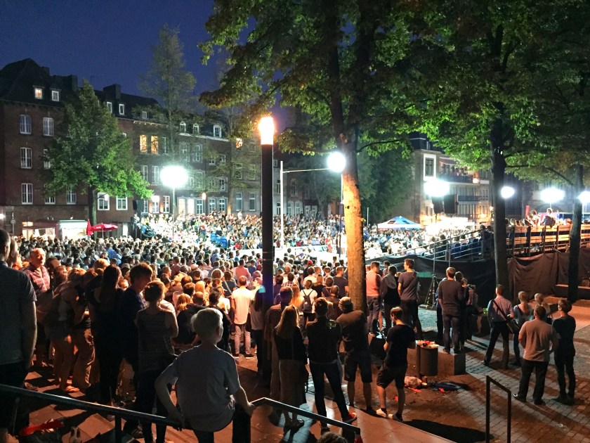 Immer im September: Auf dem Klatschhof in Aachen gibt es was zu sehen, mal Musiker, mal Sportler. Zwischen Dom und Rathaus ist ein prima Ort für Veranstaltungen. Schön, wenn eine Stadt so einen Platz hat, wo ein gemeinschafts-Erlebnis der friedlichen Art möglich ist. 