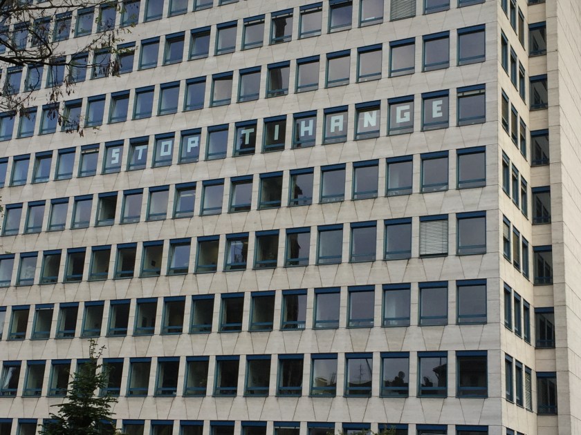 Der Protest gegen den Reaktor mit dem vielen Rissen ist wirklich allgegenwärtig in Aachen. Hier: Gebäude des StädteRegion Aachen in der Zollernstraße. 