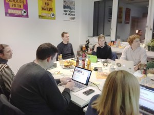 Längst nicht jedem in den politischen Gremien der Stadt willkommen: Piraten, hier bei der Arbeit. 12 versammeln sich einmal pro Woche im Fraktionsbüro am Klatschhof.