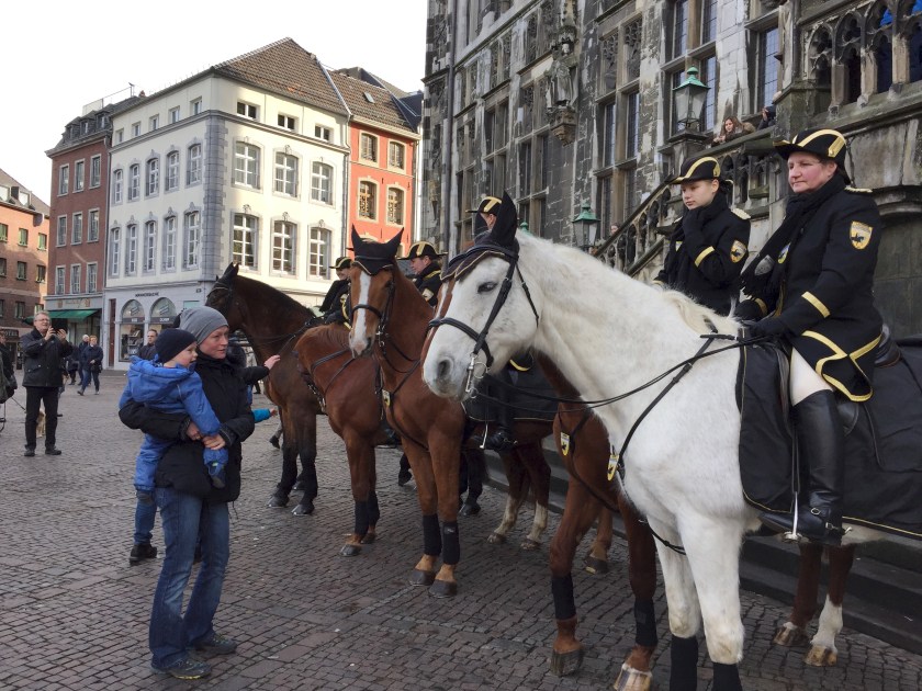 Heute, beim Karlsfest, ist die Aachener Pferdestaffel vor dem Rathaus im Einsatz. Die Pferde sind ruhig, wenn sich jemand nähert schauen sie interessiert und nehmen das als eine Abwechslung vom langweiligen Rumstehen. Im Rosenmontagszug von Aachen laufen etwa drei Dutzend Pferde mit, in Köln sollen es knapp 500 sein. 