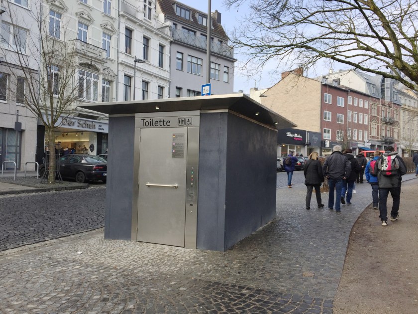 Klohäuschen in Aachen, neben dem Elisengarten.