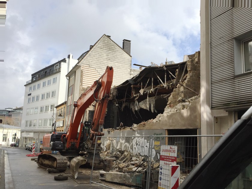 Die Elisabethstraße in Aachen. Ein Abrissbagger leistet ganze Arbeit. 