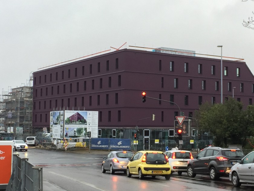 Krefelder Straße/Merowingerstraße: ein Gebäude in Lila.