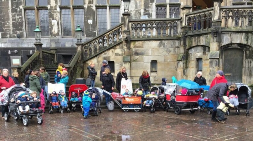 Protest der Tagesmütter und Mütter vor dem Rathaus. Foto: Tagesmutter