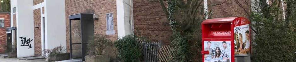 altkleidercontainer vor Kirche in Aachen
