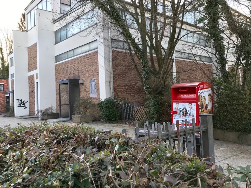 altkleidercontainer vor Kirche in Aachen