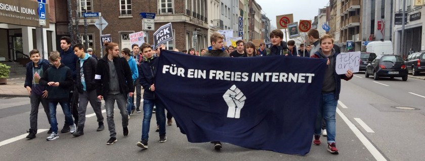 Ganz offensichtlich keine kleine Demonstration für ein freies Internet – ohne Uploadfilter und ohne die Einschränkung der Meinungsfreiheit unter dem Vorwand, Künstlern zu ihrem Recht und zu Einkünften zu verhelfen.